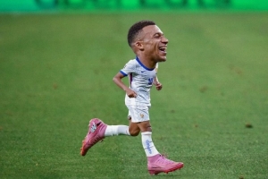 博鱼体育官方-水平如何？姆巴佩社媒晒篮球单打成功视频+大头小人PS图片